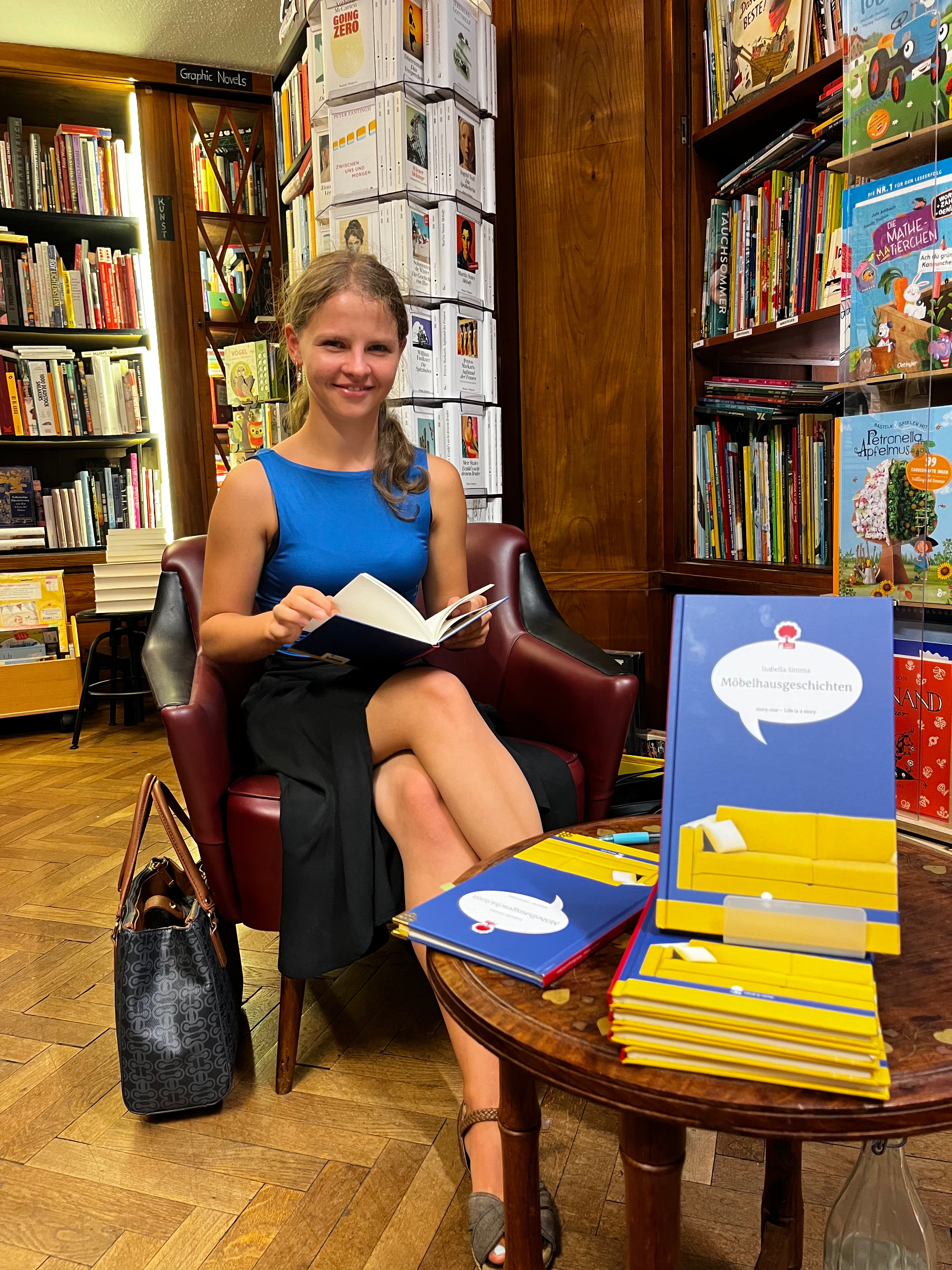 Isabella Simma bei ihrer Buchvorstellung "Möbelhausgeschichten" in der Buchhandlung Analog in Wien